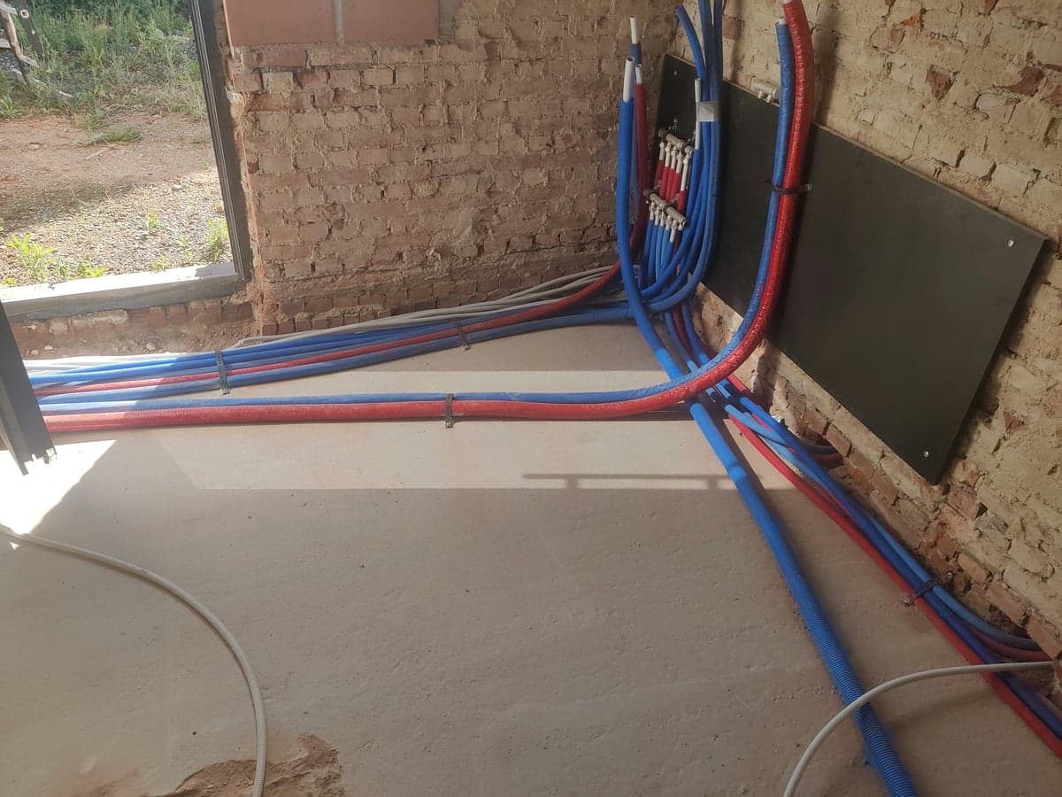 Gecertificeerde spoedmonteur van LoodgieterService Met Spoed verzorgt leidingwerk bij renovatie met KIWA-materialen en drukproef