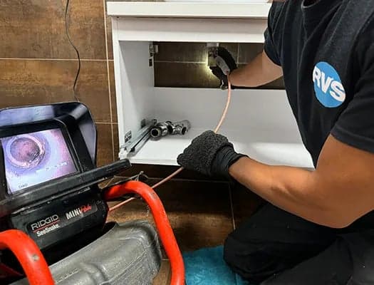 24/7 spoedmonteur LoodgieterService Met Spoed voert HD camera-inspectie uit bij rioollekkage