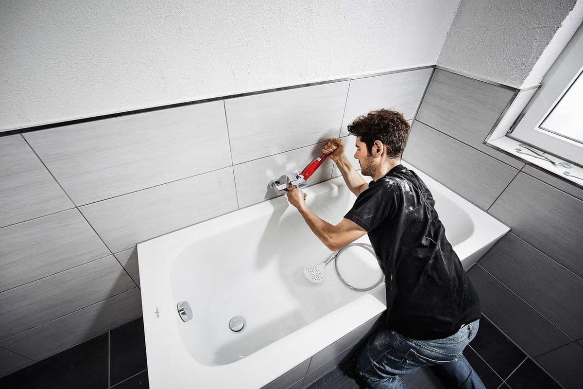 24/7 spoedmonteur LoodgieterService Met Spoed installeert bad en badkraan met vaste prijs
