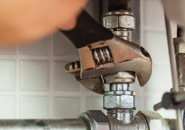 Spoedmonteur LoodgieterService Met Spoed legt sanitair leidingwerk aan voor 24/7 landelijke service