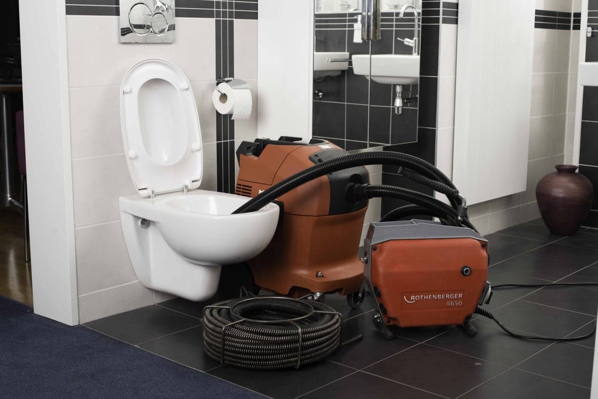 Spoedmonteur ontstopt badkamerafvoer en doucheafvoer snel en schoon