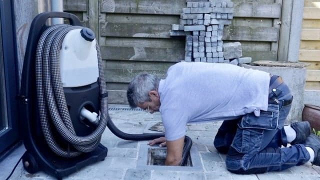 Spoedloodgieter ontstopt buitenriool met hogedruk en camera-inspectie