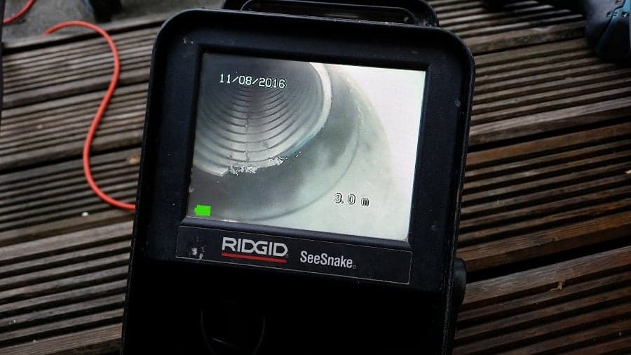 Gecertificeerde spoedloodgieter inspecteert riool met professionele camera