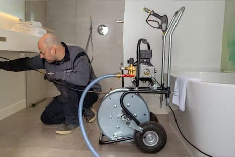 Spoedloodgieter reinigt verstopt riool met 250-bar hogedrukspuit
